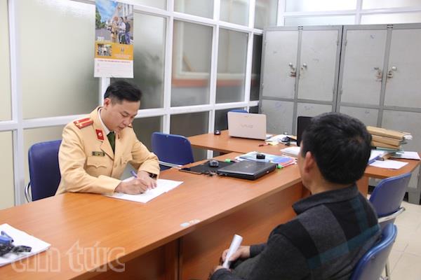 Phạt lái xe biển xanh lấn làn buýt nhanh 1 triệu đồng và tước bằng lái 2 tháng
